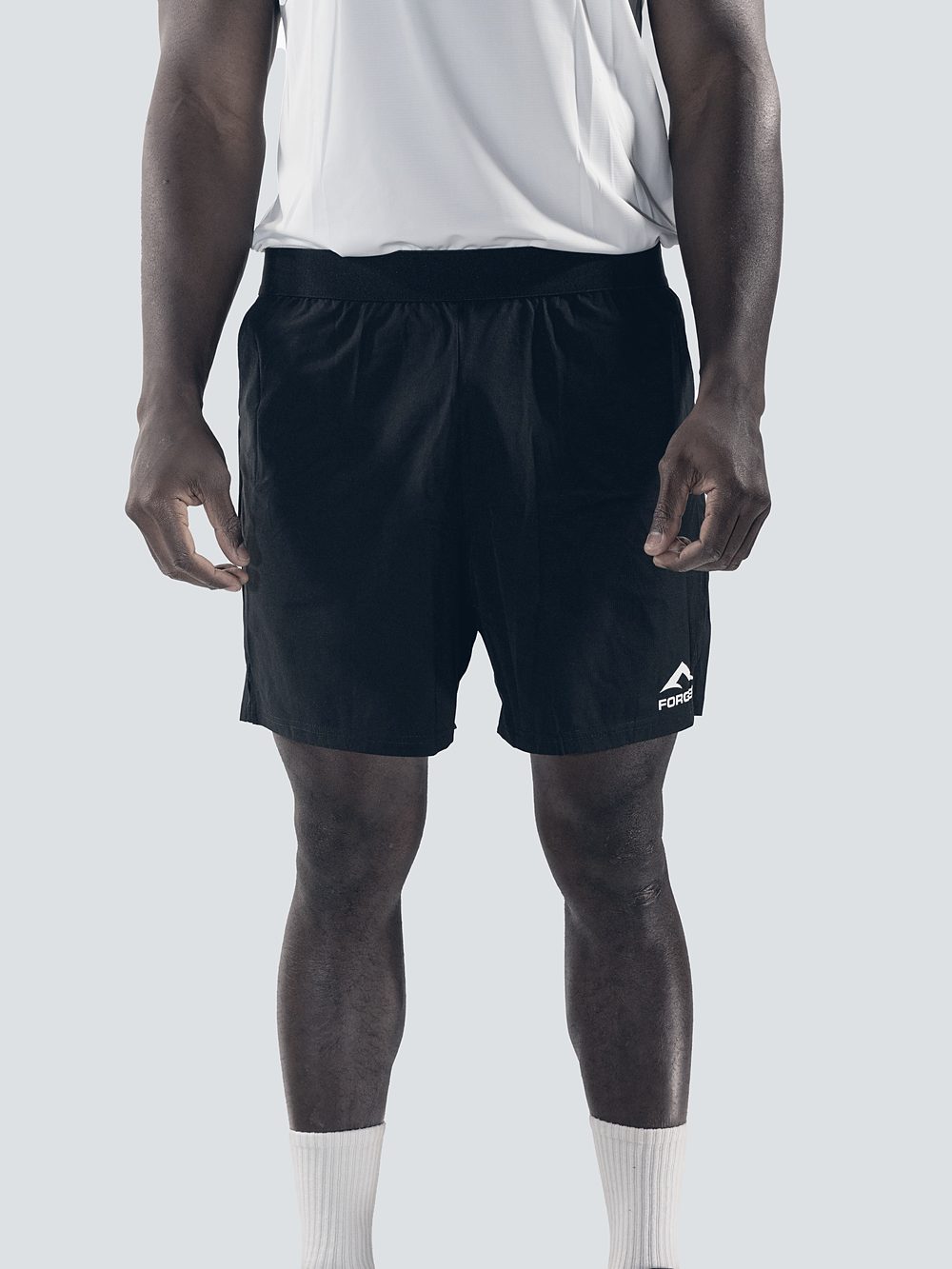 Short FORGER noir porté, logo sur la cuisse