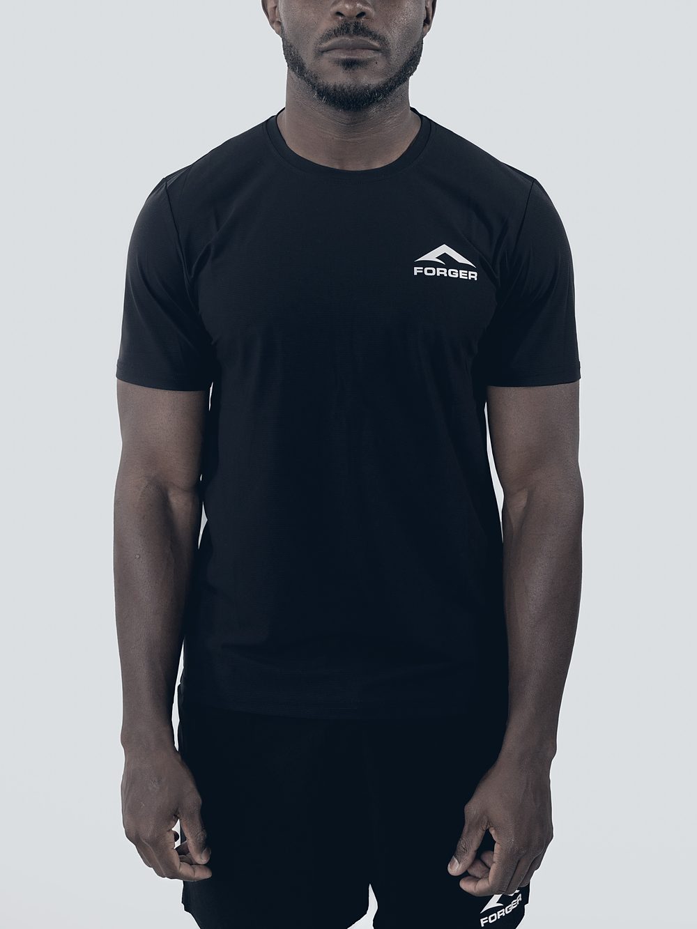 T-shirt FORGER noir porté, logo poitrine gauche